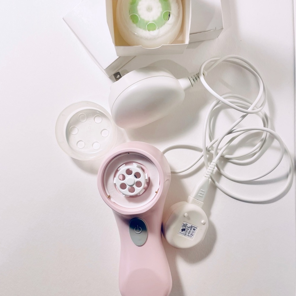 Clarisonic Mia 1, with charger, and 3 new Clarisonic acne brush heads.